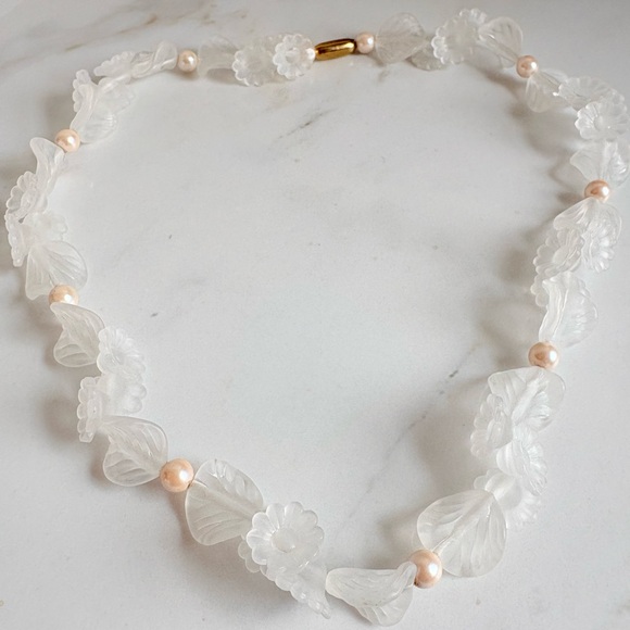 Vintage Avon 80s Jardinia Frosted Floral Pearl Accent Necklace Cottagecore 161 - Picture 12 of 13